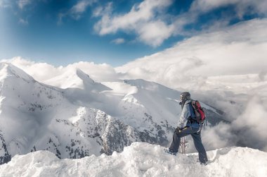 kayakçı dağlar zemin üzerinde büyük kaya üzerinde kayaklar ile kalmak. Bansko, Bulgaristan