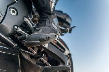 gün batımında vites vites kolu sportbike, yolda Rusya Federasyonu