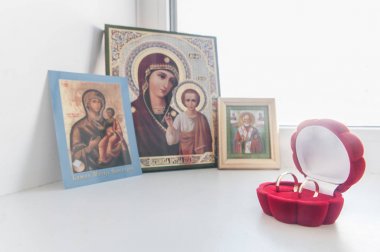 Beyaz simgeler arka plan üzerinde izole kırmızı kutu düğün iki altın yüzük