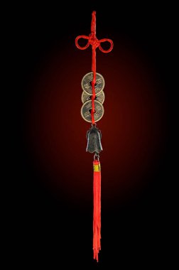 Servet kırmızı iplik sembolü ile bağlı beş antik Çin sikke, Süs çin yeni yıl festivali, siyah arka plan