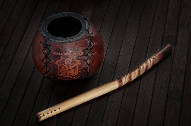 Su kabakları ve bombilla ahşap arka plan üzerinde