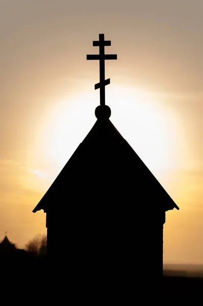 Siluet sebuah gereja Kristen saat matahari terbenam — Stok Foto