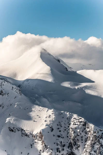 Hiver Fond alpin enneigé avec terrain montagneux et texture d'arbres enneigés. Bansko, Bulgarie — Photo