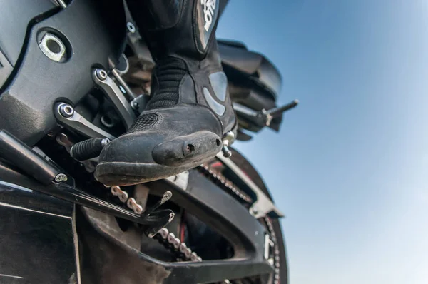 gün batımında vites vites kolu sportbike, yolda Rusya Federasyonu