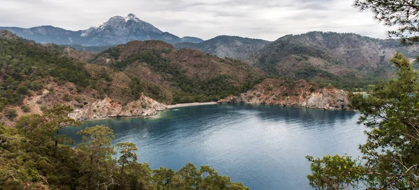 Красивая бухта в горном пейзаже с видом на море, Турция — стоковое фото