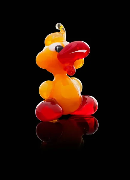 Belle statue de canard lumineux rouge décorative sur fond noir — Photo
