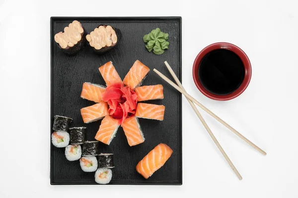 Nedaleko sašimi sushi s hůlky a sojové na servírovcím pultíku — Stock fotografie