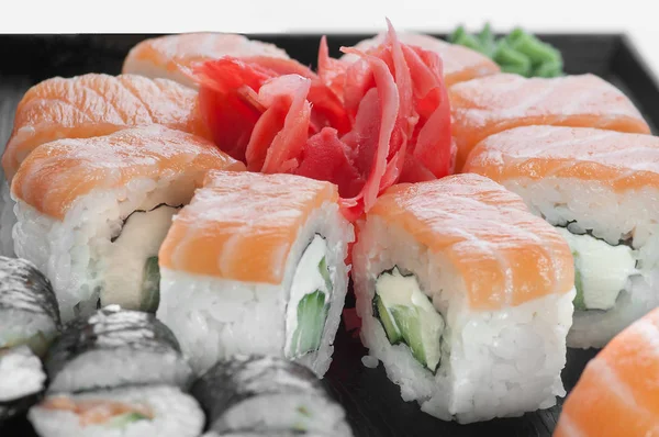 Blízko dvou sašimi sushi nastavených na servírovcím tácku — Stock fotografie