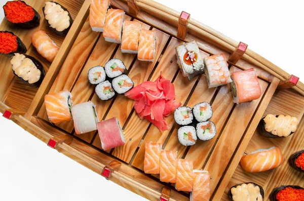 Nedaleko sašimi sushi s hůlky a sojové na servírovcím pultíku — Stock fotografie