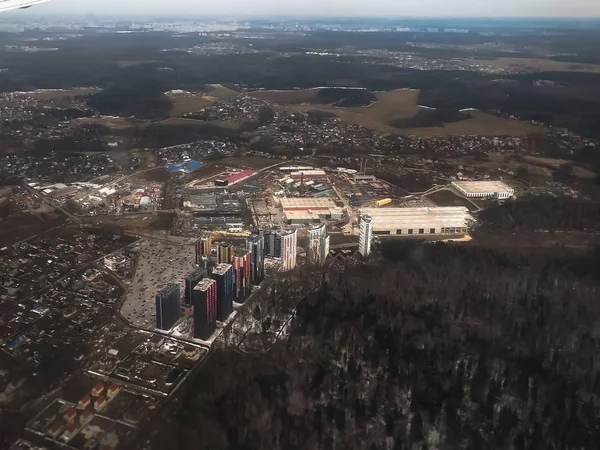 도시, 모스크바의 창 밖으로 착륙 비행기에서 보기 — 스톡 사진