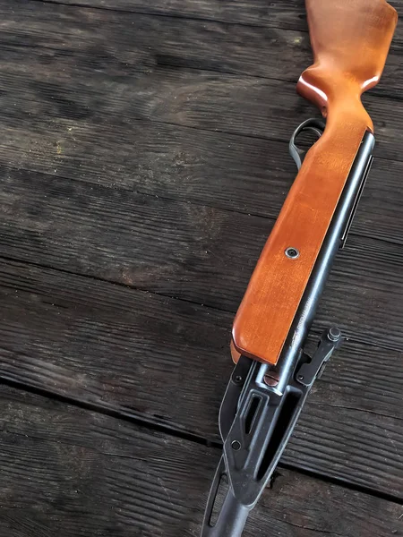 Luftdruckgewehr auf einem Holztisch im Schießstand. — Stockfoto