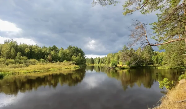 Paysage de la rivière, côte verte dans l'herbe, avant un thund — Photo