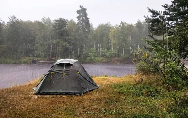 Tält på campingen vid älven i regnig dag — Stockfoto