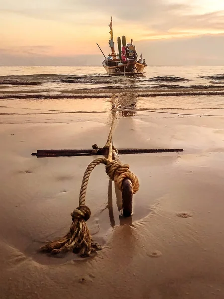 Kum çapa ile Geleneksel uzun kuyruk tekne, Tayland.