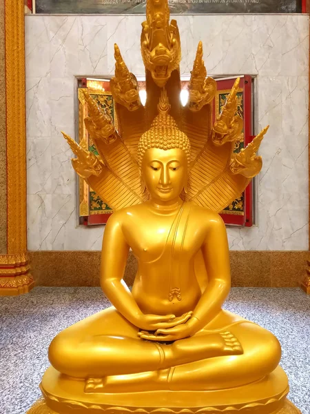 Stor staty av gyllene Buddha i templet, Thailand — Stockfoto
