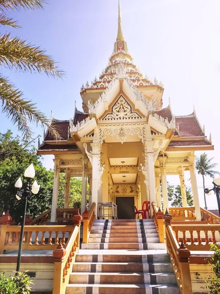 Templo budista con escalones de pasarela de azulejos y hierba verde, Thaila —  Fotos de Stock