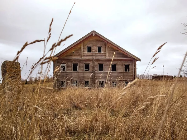 Ein altes, klappriges Holzblockhaus. — Stockfoto