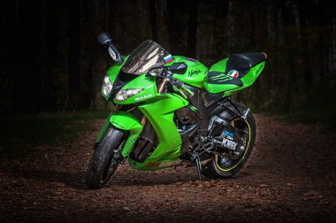 Rusya Ryazan, 20.10.2016 - Spor motosiklet kawasaki zx-10r karanlık yolda.