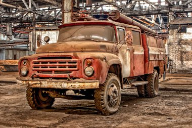 Rusya, Ryazan 31.01.2019 - Eski paslı terk edilmiş Sovyet itfaiye aracı büyük hangarda