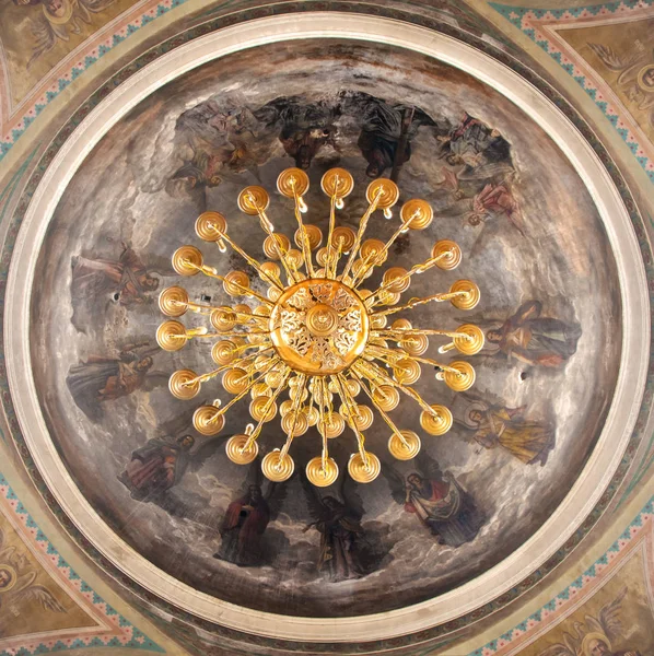Rusia, Ryazan 1 Feb 2019 - pintura de techo en una iglesia ortodoxa, 12 apóstoles y una lámpara de oro en el centro —  Fotos de Stock