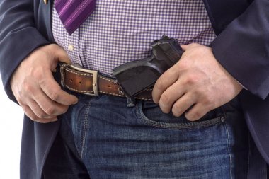 İş elbisesi içinde yakın çekim güvenlik ajanı el tabancası o bağlı