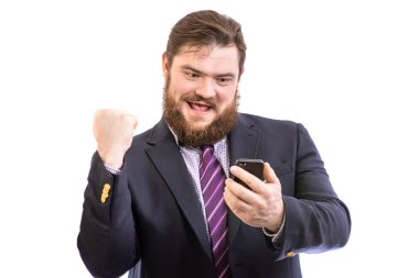 büyük komik gülümseyen sakallı iş adamı cep akıllı telefon kullanarak, beyaz izole