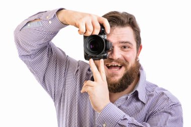 büyük yakışıklı sakallı fotoğrafçı portresi profesyonel Dslr kamera ile fotoğraf çekmek, beyaz izole