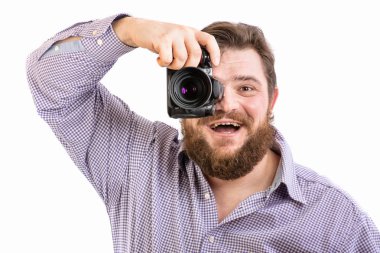 büyük yakışıklı sakallı fotoğrafçı portresi profesyonel Dslr kamera ile fotoğraf çekmek, beyaz izole