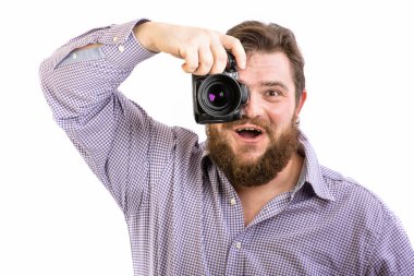 büyük yakışıklı sakallı fotoğrafçı portresi profesyonel Dslr kamera ile fotoğraf çekmek, beyaz izole