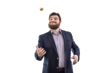 Komik ve mutlu sakallı işadamı tüccar altın bitcoin atarak 