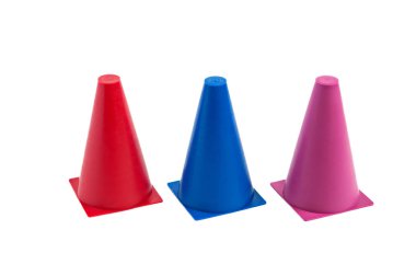 Beyaz arka planda yalıtılmış etkinliği çalıştırmak için güvenlik bölgesini sınırlamak için parlak trafik son iktihada konisi