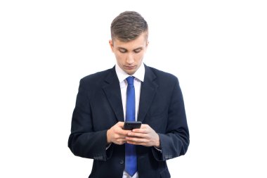 Genç, çekici, ciddi iş adamı cep telefonu kullanıyor., 