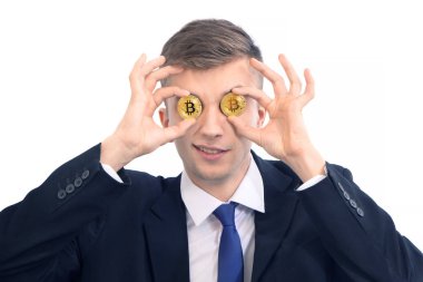 Mutlu genç komik çekici işadamı tüccar bitcoin tutan 