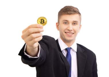 Mutlu genç çekici işadamı tüccar bitcoin kriptopara tutan, bulanık yüzü ile, beyaz izole