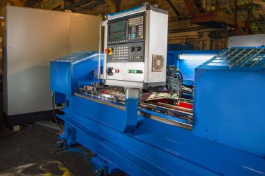 dükkan metal fabrikasında Endüstriyel Cnc makinenin closeup parçası