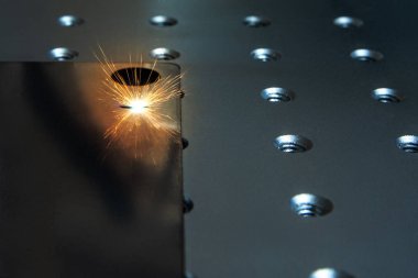 Closeup Lazer oyma ve gravür düz metal yüzey