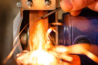 iş ve elle kıvılcım üzerinde taşlama makinesi