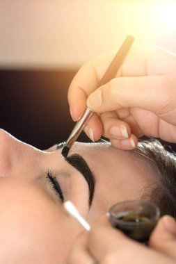 Profesyonel kaş düzeltme ameliyatı olan genç bir kadın. 