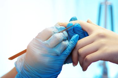 Güzellik salonunda sağlıklı doğal kadın tırnakları closeup. Manikürcü el boyama müşteri tırnakları. Jel-lake ile kaplama çivi.