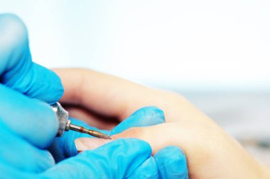 Bir güzellik salonunda closeup donanım manikür. Manikürcü kullanımı elec