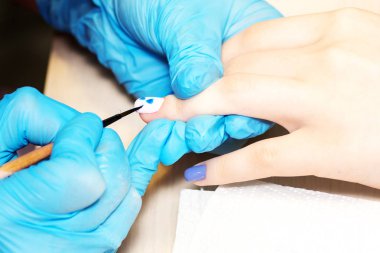 Güzellik salonunda sağlıklı doğal kadın tırnakları closeup. Manicuris