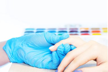 Güzellik salonunda sağlıklı doğal kadın tırnakları closeup. Manicuris