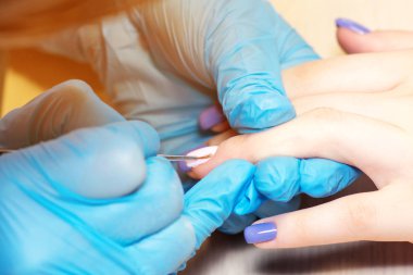 Güzellik salonunda sağlıklı doğal kadın tırnakları closeup. Manikürcü el boyama istemci çivi. Jel ile kaplama çivi