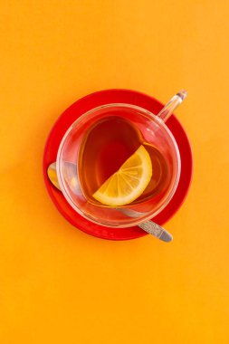 Fincan siyah çay kalp şeklinde fincan ve kırmızı tabak, orang üst görünümü