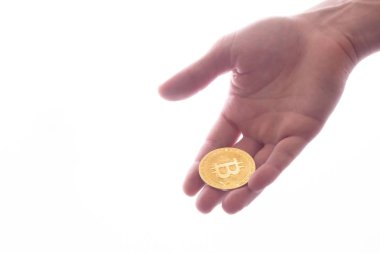Bitcoin beyaz arka plan üzerinde izole ellerde tutun