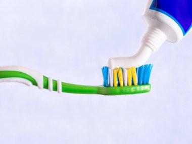 Diş fırçası diş macunu mavi arka plan üzerine sıkıştırılmış diş fırçası