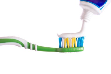 Diş fırçası diş macunu beyaz arka plan üzerine sıkıştırılmış diş fırçası