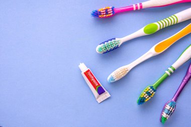 küçük diş macunu ve mavi üst görünümünden birkaç diş fırçası