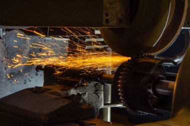 Taşlama makinesi, otomotiv endüstrisinde bir dişli tekerleği kıvılcım ile taşlama