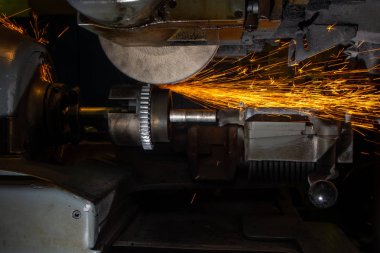 Taşlama makinesi, otomotiv endüstrisinde bir dişli tekerleği kıvılcım ile taşlama